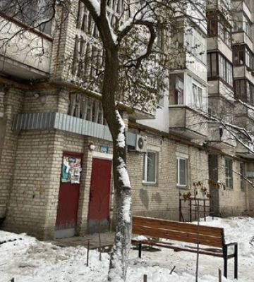 Крадуть і справляють природні потреби: в під&#039;їзді луцької багатоповерхівки «оселилися» безхатьки 