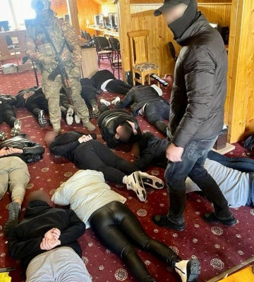 На Закарпатті припинено діяльність шахрайського call-центру зі штатом понад 30 осіб