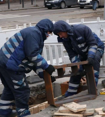 Запобігаємо підтопленням: у Дніпрі комунальники встановлюють додаткові дощоприймачі
