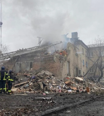 У Новогродівці на Донеччині понад тиждень шукають жінку, яка з родиною опинилась під завалами будинку