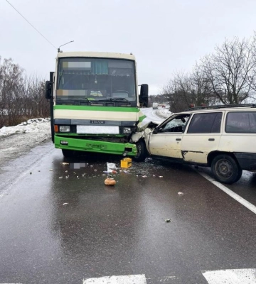 Наїхав на пішохода, а потім зіткнувся з маршруткою. У ДТП на Рівненщині травмувався 71-річний чоловік