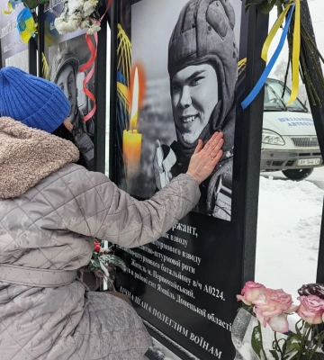 У місті на Харківщині відкрили Алею Слави з 53 фото загиблих військових 