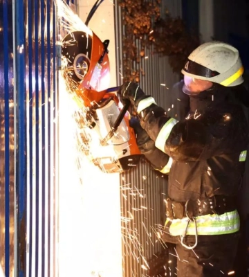 У Дніпрі рятувальники ліквідували пожежу в будівлі СТО