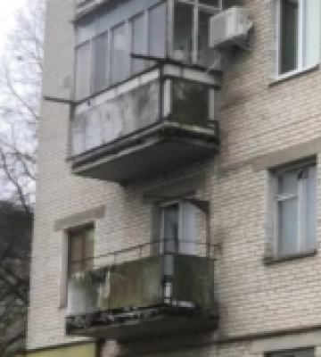 Сміття, сморід і таргани: у луцькій багатоповерхівці сусідам дошкуляє квартира-смітник