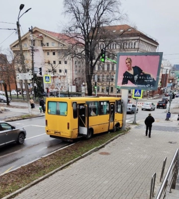 У Дніпрі через ожеледицю маршрутка в’їхала у стовп
