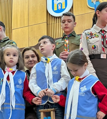 Свічку кожному: пластуни передали франківським депутатам Вифлеємський вогонь (ФОТО)