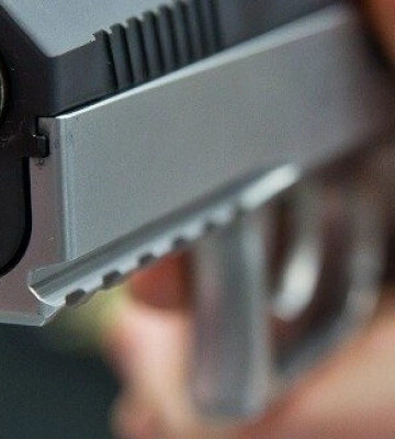 Притулив пістолет до шиї і погрожував вбивством: поліцейські затримали агресивного жителя Одещини