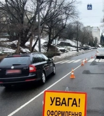 У центрі Луцька легковик збив хлопця на переході 