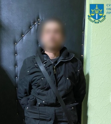 На Сумщині батько систематично ґвалтував неповнолітну доньку: вона народила від нього дитину