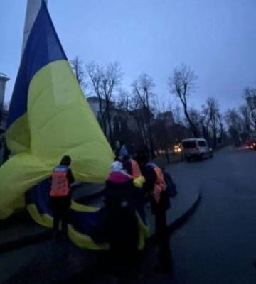 У Дніпрі замінили один із найбільших прапорів України, який пошкодила негода