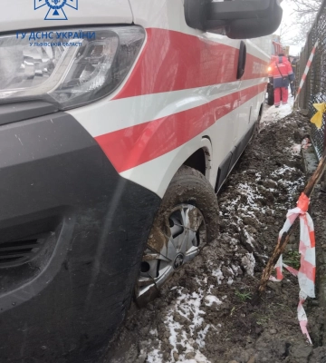На Львівщині швидка допомога загрузла на ґрунтовій дорозі