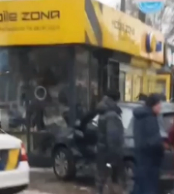 У Києві автівка зіткнулася із патрульними та влетіла в місцевий МАФ (фото, відео)