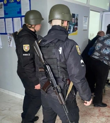 Депутат сільради підірвав гранату під час сесії на Закарпатті: підривник загинув, 11 людей поранено