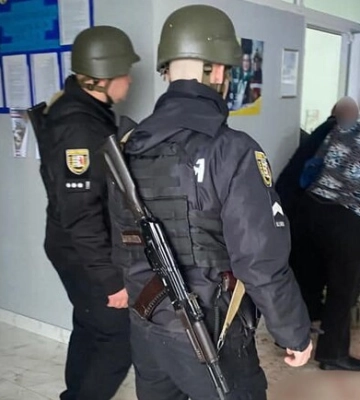 На Закарпатті депутат сільради підірвав гранати під час засідання: 26 постраждалих (відео)
