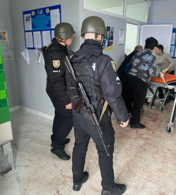 Кількість постраждалих через підрив гранат депутатом на Закарпатті зросла до 26: поліція повідомляє, що щодо підривника проводять реанімаційні заходи