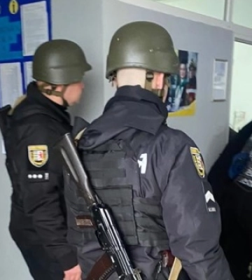 На Закарпатті під час сесії сільради депутат підірвав гранати. Одна людина загинула, ще 11 поранені
