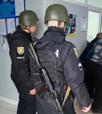 На Закарпатті депутат підірвав гранати у сільраді, багато поранених (фото, відео)