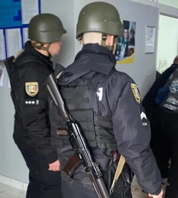 На Закарпатті депутат підірвав гранати в будівлі сільради, десятки постраждалих