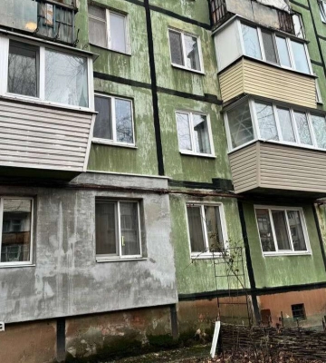 Дніпро продовжує оновлювати будинки мешканців міста: цьогоріч у 271 домі замінили старі двері та відремонтували аварійні під’їзди