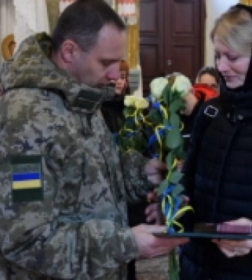 У Луцьку посмертні нагороди прикордонників вручили їхнім рідним