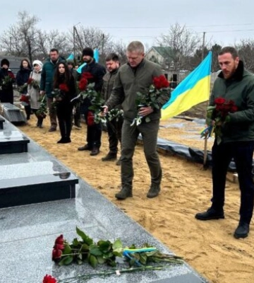 Под Одессой чиновники зарабатывают на могилах украинских защитников: по 70 тысяч с памятника