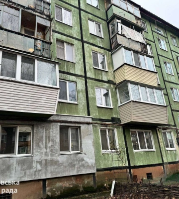 Дніпро продовжує оновлювати будинки мешканців міста: цьогоріч у 271 домі замінили старі двері та відремонтували аварійні під’їзди