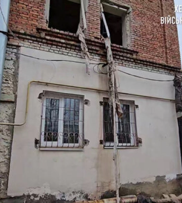 Рашисти з артилерії вдарили по Херсону: Внаслідок влучання у житловий будинок постраждали дві жінки. ВIДЕО