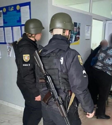 На Закарпатті депутат підірвав гранати в будівлі сільради, десятки постраждалих