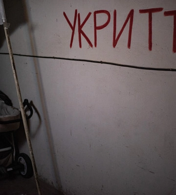 У Києві дітей не пустили в укриття під час тривоги через те, що були з собакою