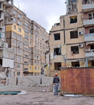 У Дніпрі розпочали реконструкцію багатоповерхівки, в яку влучила російська ракета