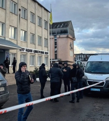Вибух у сільраді на Закарпатті: одного з тяжкопоранених оперують нейрохірурги