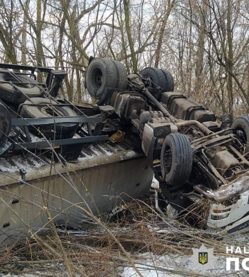 На Полтавщини вантажівка перевернулася та вилетіла на узбічча: водій помер у «швидкій»