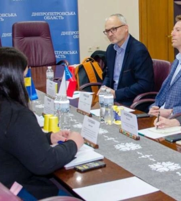 Шкільні автобуси, центри кар’єри, обладнання для профтехів: Дніпропетровщину відвідала чеська делегація