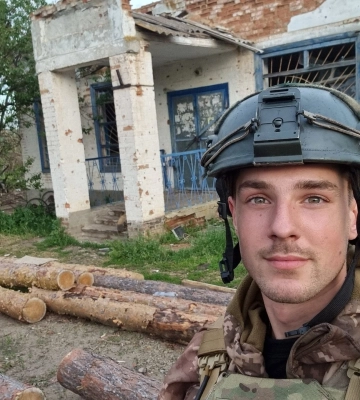 Простоял два дня: в Киеве вандалы срезали дуб, посаженный в честь Романа Ратушного 