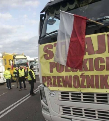 Суд дозволив польським перевізникам блокувати кордон