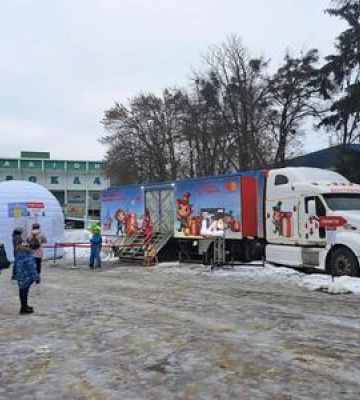 Новорічна локація з фургоном від Нової пошти уже в Полтаві