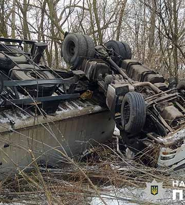 Водій вантажівки загинув на місці. Подробиці ДТП на автодорозі Суми - Пирятин