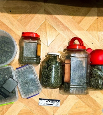 На Рівненщині поліцейські під час обшуку знайшли у селянина бурштин та значну кількість марихуани (ФОТО)