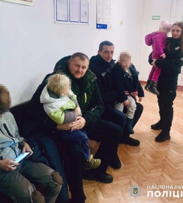 На Хмельниччині поліцейські вилучили у п’яної матері чотирьох дітей, яких вона залишила одних в холодному будинку