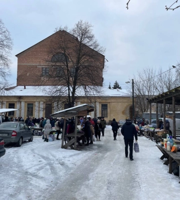 У Полтаві на «Хитрому ринку» яйця купують від 50 грн, а літр молока коштує 25 грн