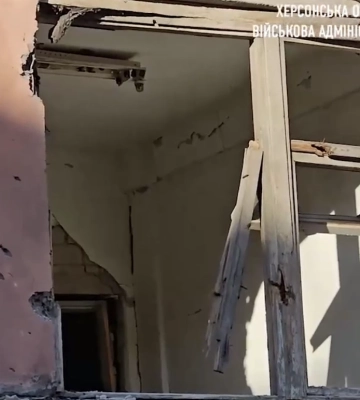 Уламки збитих &quot;Шахедів&quot; пошкодили адмінбудівлю і медзаклад у Херсонському районі