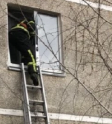 У Вараші рятували дитину, яка зачинилася в квартирі