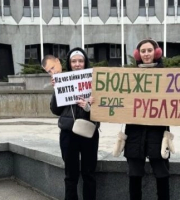 У Дніпрі під міськрадою проходить акція “Гроші на ЗСУ”