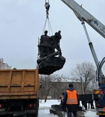 У Києві на Дарниці демонтували пам’ятник екіпажу радянського бронепоїзда "Таращанець". Відео
