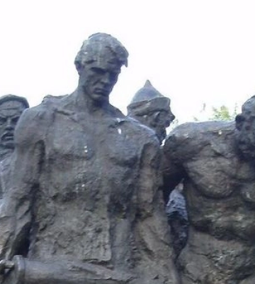 В Киеве на Дарнице был демонтирован памятник экипажу советского бронепоезда "Таращанец". Видео