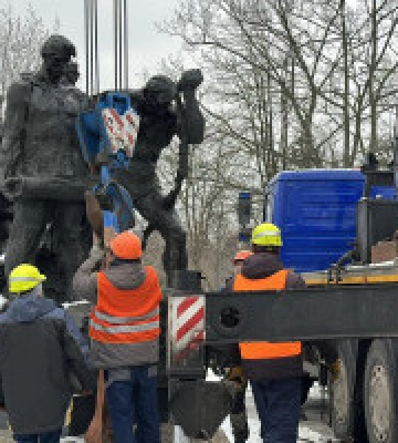 У Києві демонтували пам’ятник екіпажу радянського бронепоїзда “Таращанець” 