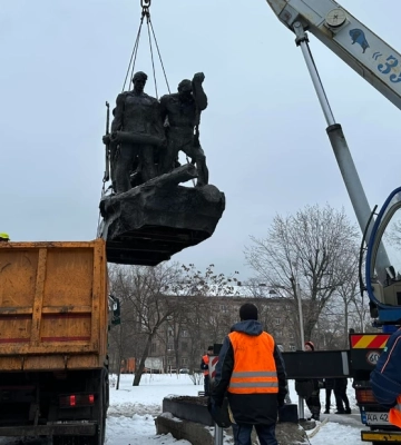У Києві демонтували радянський памʼятник "Таращанець"