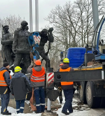 У Києві на Дарниці демонтували пам’ятник екіпажу радянського бронепоїзда "Таращанець". Відео