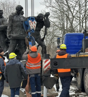 У Києві на Дарниці демонтували пам’ятник екіпажу радянського бронепоїзда "Таращанець". Відео