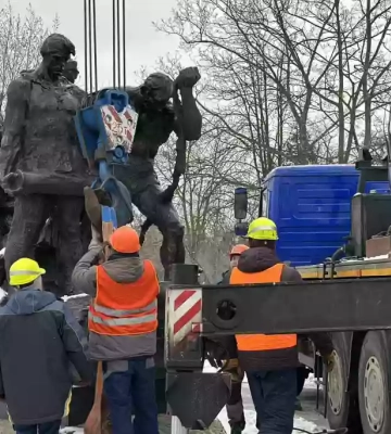 У Києві на Дарниці демонтували пам’ятник екіпажу радянського бронепоїзда "Таращанець". Відео